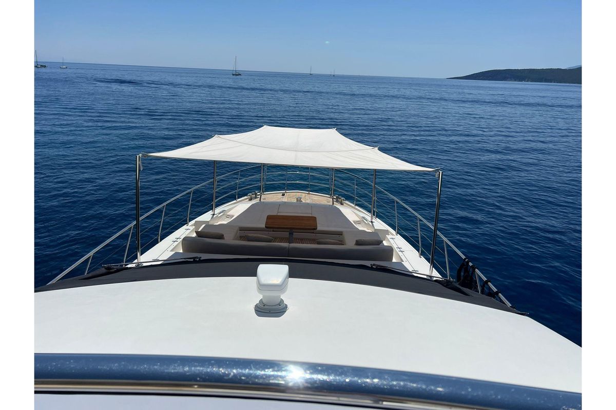 2015 Azimut 82 