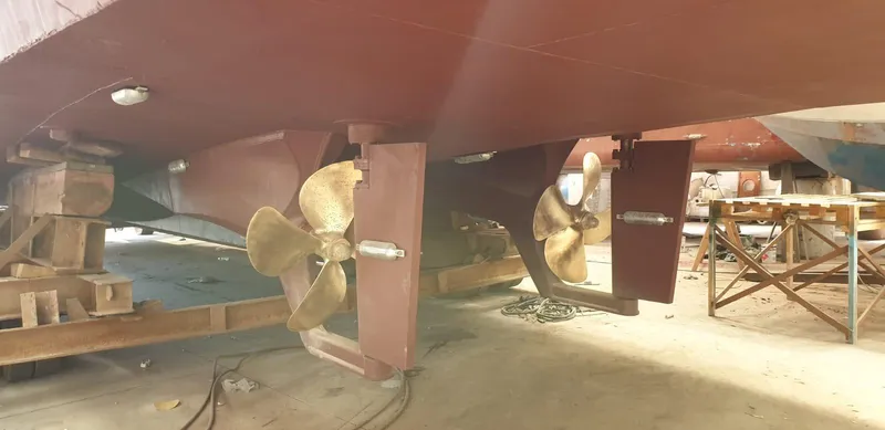  Yacht Photos Pics Underwater view of 2005 Cantieri Nord Est Navalmeccanica Navetta propellers in a shipyard.