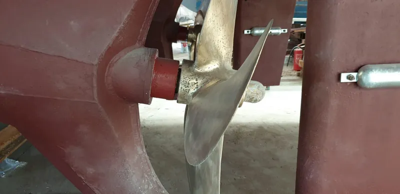  Yacht Photos Pics Propeller of 2005 Cantieri Nord Est Navalmeccanica Navetta yacht in dry dock.