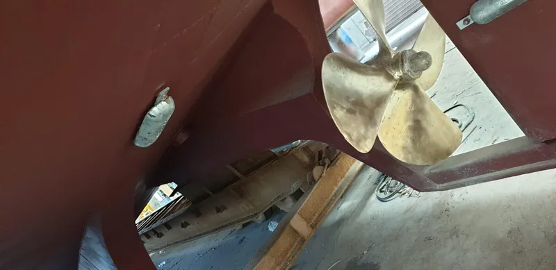  Yacht Photos Pics Propeller of 2005 Cantieri Nord Est Navalmeccanica Navetta yacht in dry dock.