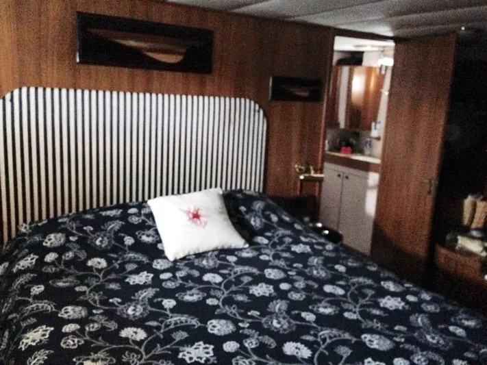  Yacht Photos Pics Luxurious bedroom interior of 2005 Cantieri Nord Est Navalmeccanica Navetta yacht.
