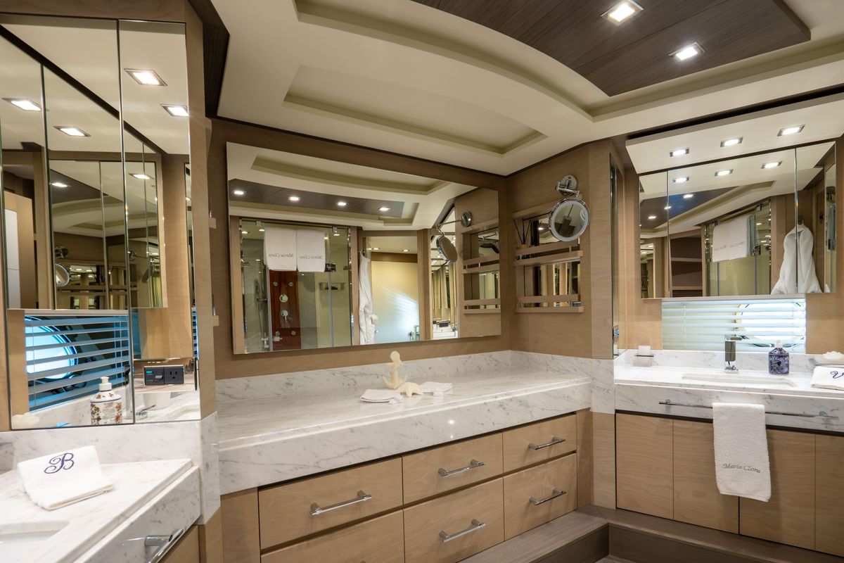 2013 Azimut 103 