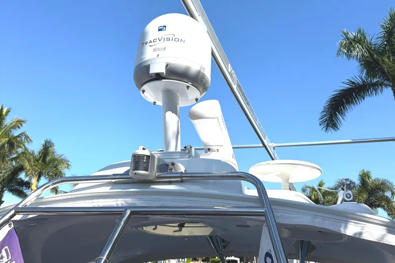  Yacht Photos Pics 2015 Formula 400 Super Sport yacht with radar, palm trees, and clear blue sky.