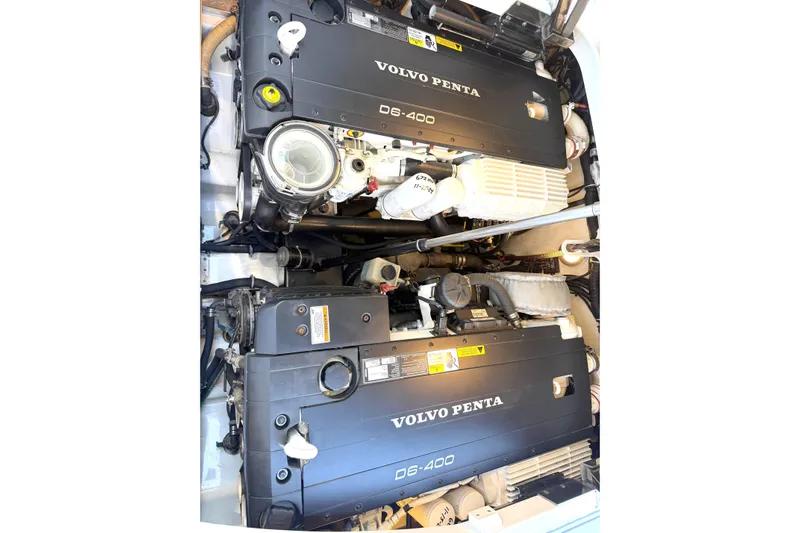  Yacht Photos Pics Twin Volvo Penta D6-400 engines in a 2015 Formula 400 Super Sport boat.
