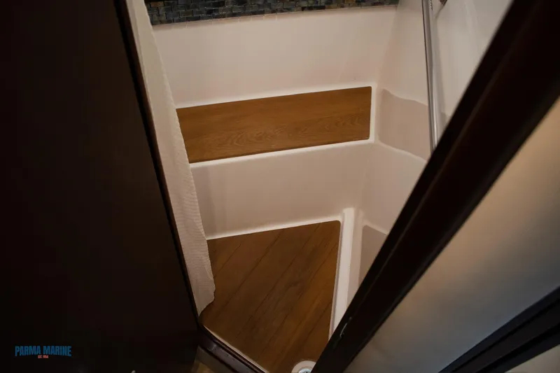 Knot On Call Yacht Photos Pics Forward Stateroom Shower