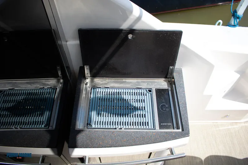 Knot On Call Yacht Photos Pics Grille