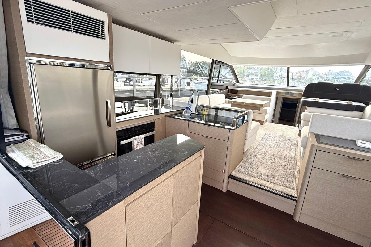 2020 Prestige 61 
