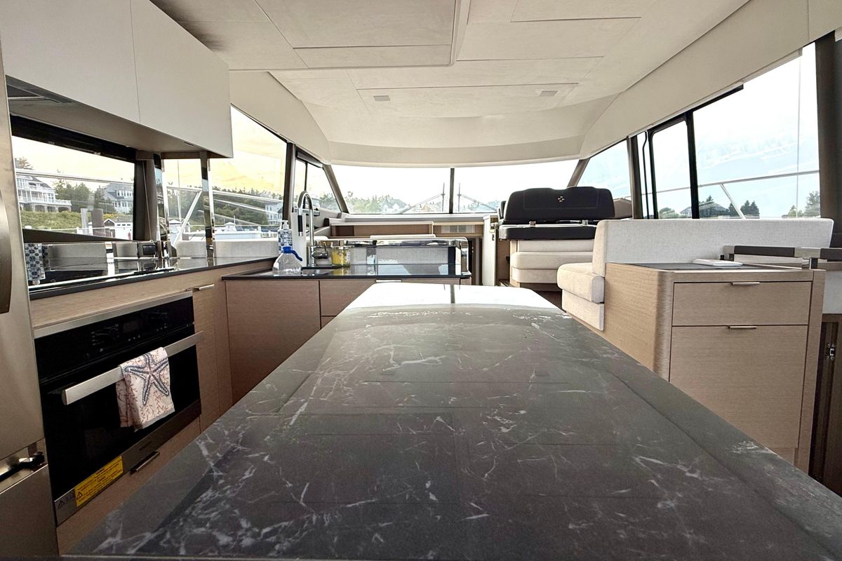 2020 Prestige 61 