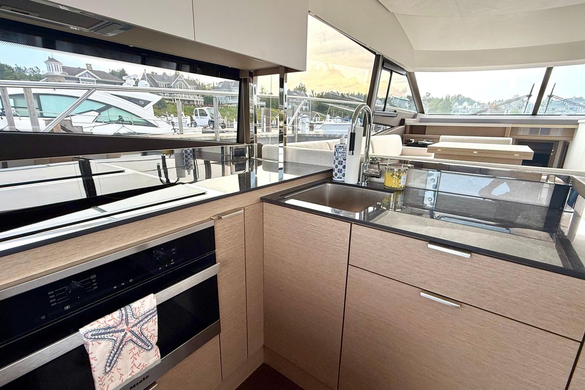 2020 Prestige 61 