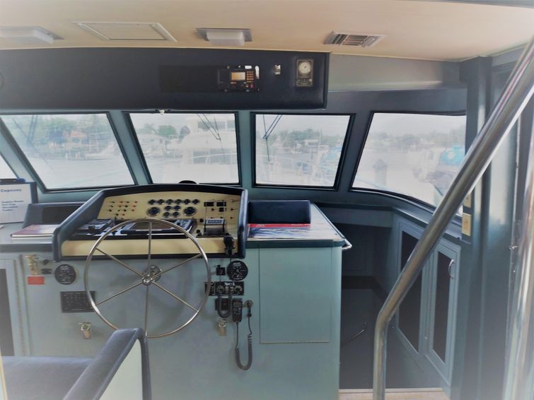 1987-77-hatteras-77-cockpit-motor-yacht