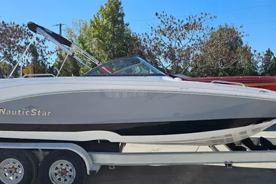 NauticStar 223 DC Deck