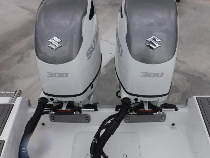  Yacht Photos Pics Twin Suzuki 300 outboard engines on 2025 NauticStar 292 Legacy boat.