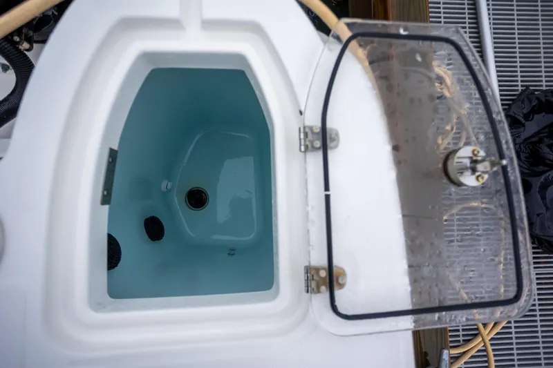 Boston Whaler 285 Yacht Photos Pics Livewell on 2013 Boston Whaler 285 Conquest Pilothouse, open lid, filled with water.