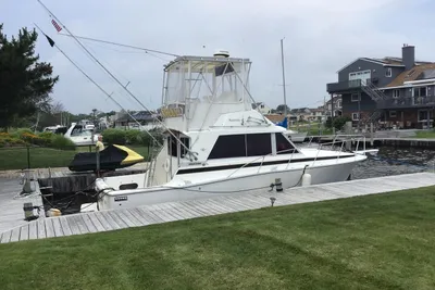 Bertram 33 Flybridge Cruiser