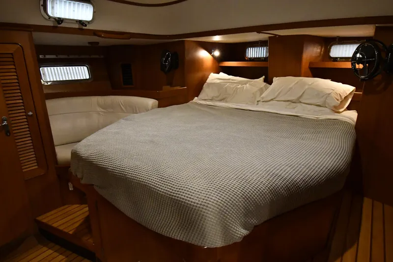 Matilida Yacht Photos Pics Luxurious cabin interior of a 2002 Hylas 46 yacht with cozy bedding.