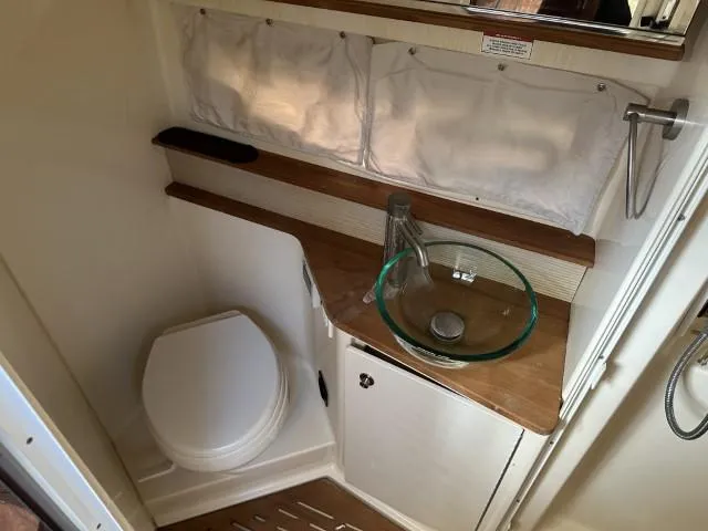  Yacht Photos Pics 2017 Sea Ray Sundancer 350 Coupe bathroom with modern glass sink and toilet.