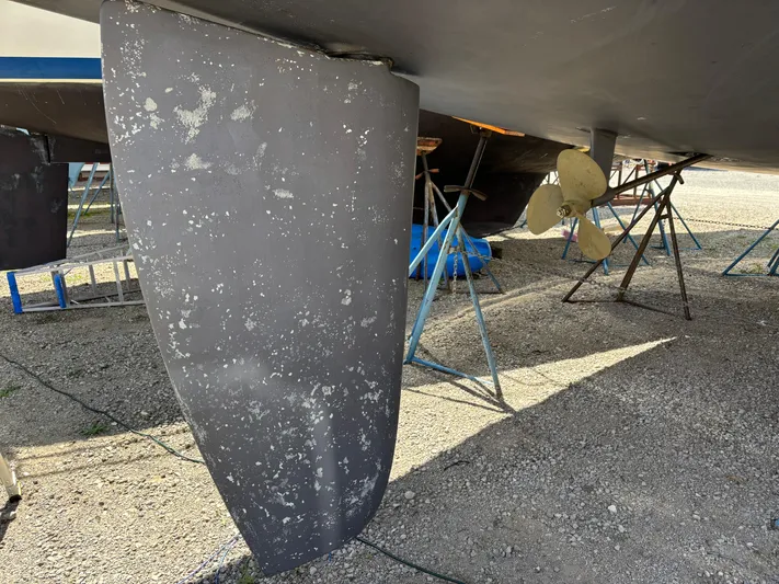 Lucky Dog Too Yacht Photos Pics 2008 Hunter 41 DS sailboat keel and propeller on stands, showing wear and maintenance needs.