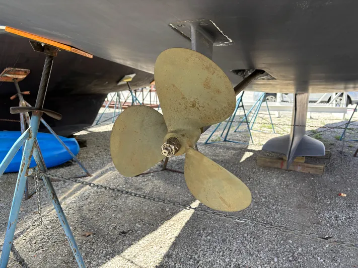 Lucky Dog Too Yacht Photos Pics Propeller of a 2008 Hunter 41 DS sailboat on stands, ready for maintenance.