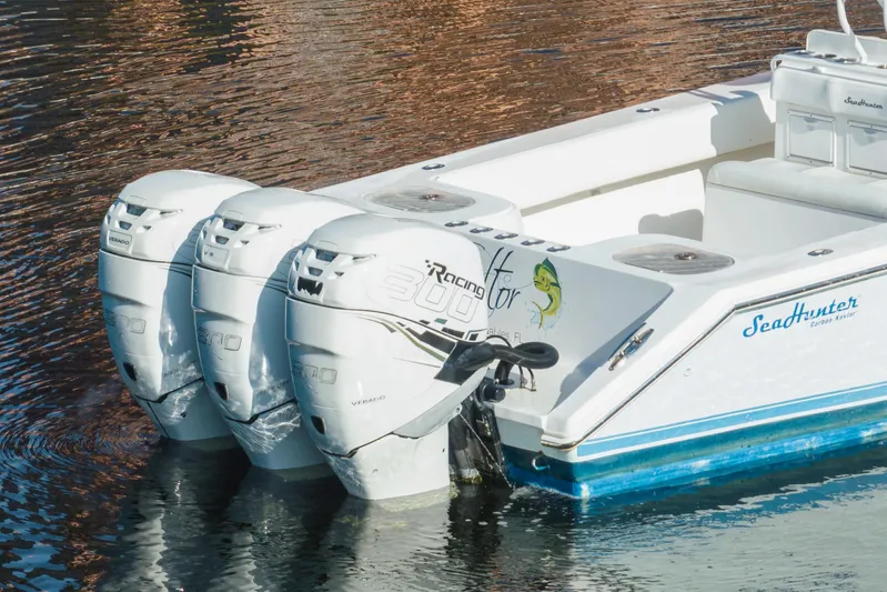  Yacht Photos Pics 2009 SeaHunter 40 boat with triple 300 horsepower engines on calm water.