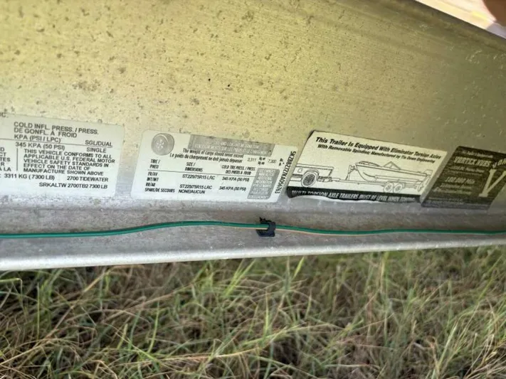  Yacht Photos Pics 2019 Tidewater 2700 Carolina Bay trailer labels and specifications, close-up view.