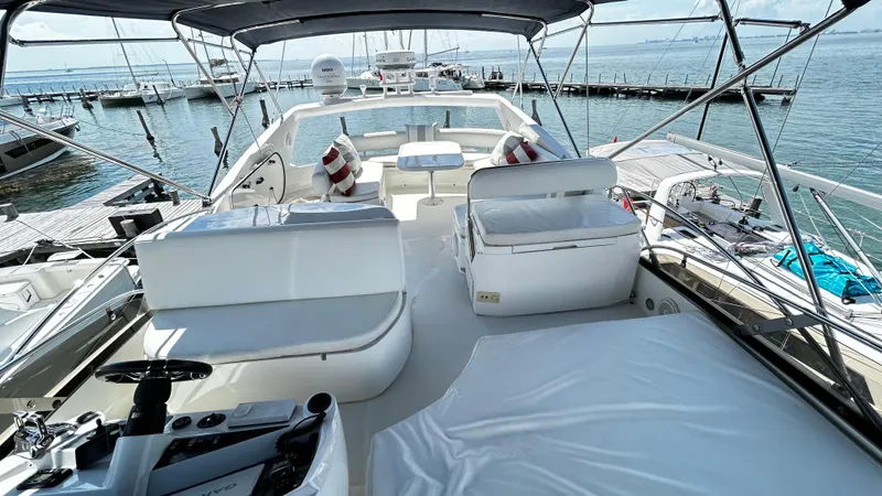 2006 Sunseeker Manhattan 60 @ Cancun Yacht Photos Pics Luxurious 2006 Sunseeker Manhattan 60 yacht interior with spacious seating and ocean view.