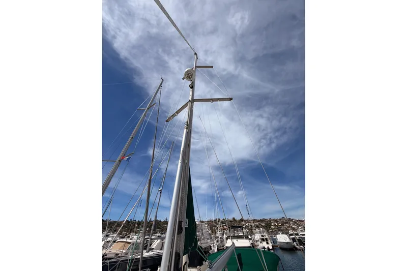 Tadpole Yacht Photos Pics Mast of 2005 Beneteau Oceanis Clipper 423 sailboat against a cloudy sky.