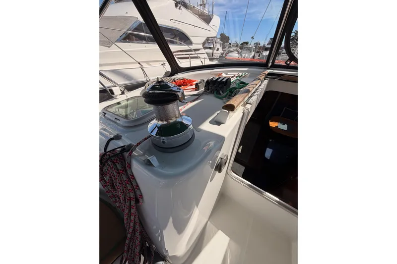 Tadpole Yacht Photos Pics 2005 Beneteau Oceanis Clipper 423 yacht deck with winch and ropes.