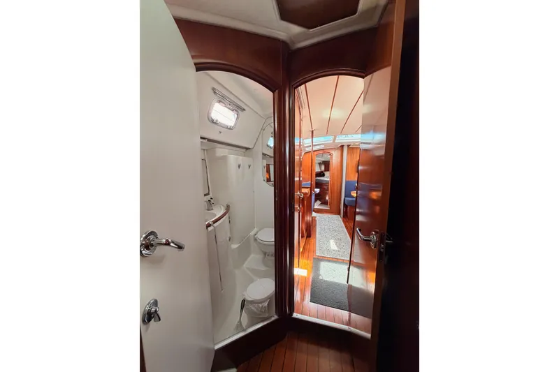 Tadpole Yacht Photos Pics Interior view of 2005 Beneteau Oceanis Clipper 423 yacht, featuring bathroom and cabin.