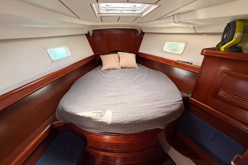 Tadpole Yacht Photos Pics Cozy cabin interior of 2005 Beneteau Oceanis Clipper 423 sailboat with double bed.