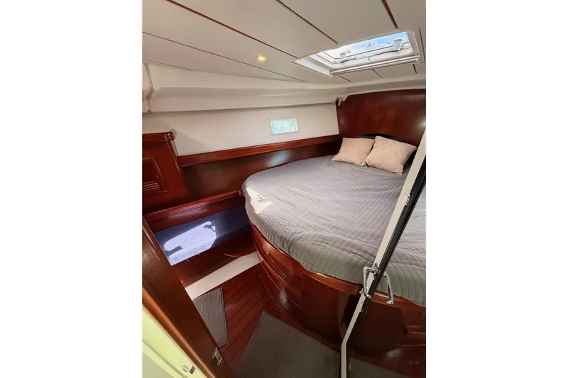 Tadpole Yacht Photos Pics Luxurious cabin interior of 2005 Beneteau Oceanis Clipper 423 yacht with cozy bedding.