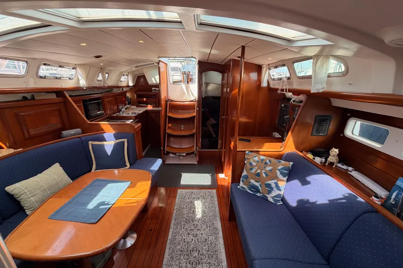 Tadpole Yacht Photos Pics Interior of 2005 Beneteau Oceanis Clipper 423 yacht, featuring cozy seating and elegant wood finishes.