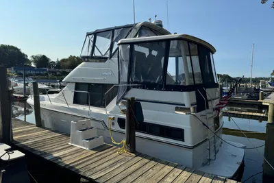 Carver 33 Aft Cabin