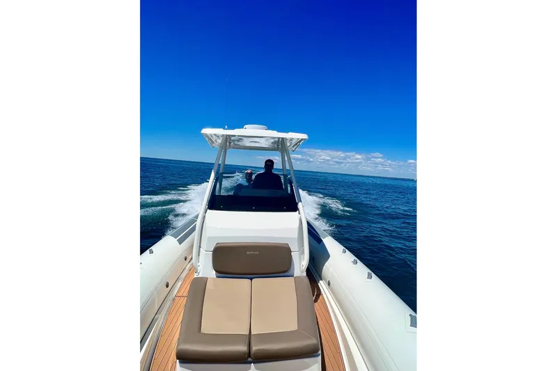  Yacht Photos Pics Forward Console seat/sun pad