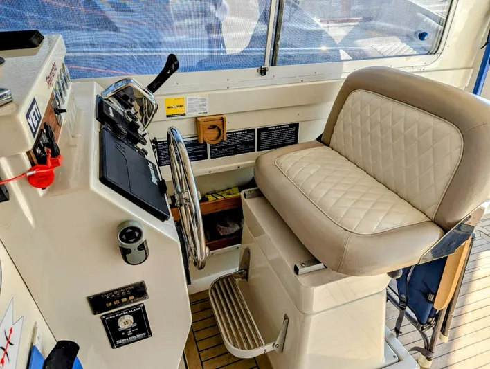  Yacht Photos Pics Helm station of 2000 Hunt Yachts 29 with cushioned seat and control panel.