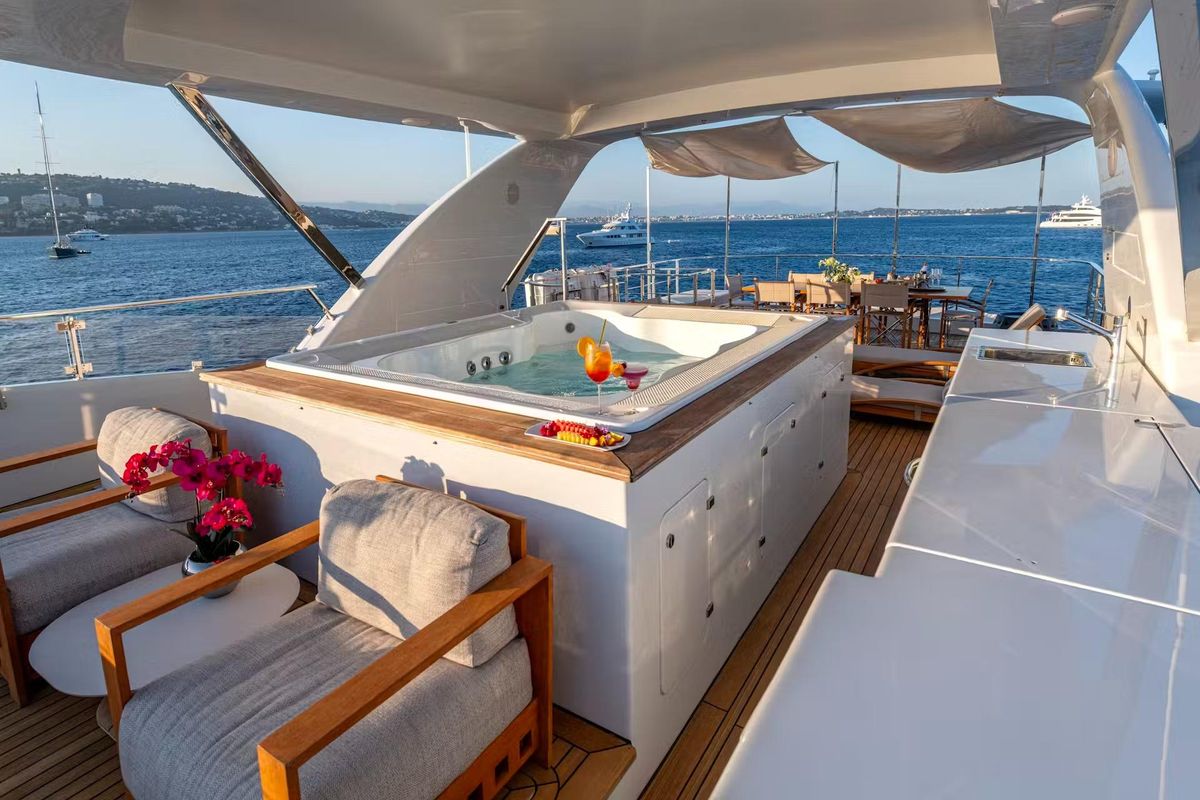2011 Benetti 121 
