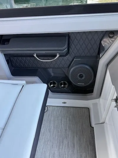  Yacht Photos Pics 2022 COBALT R33 - Image 27