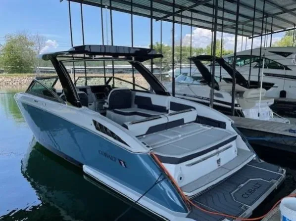  Yacht Photos Pics 2022 COBALT R33 - Image 10