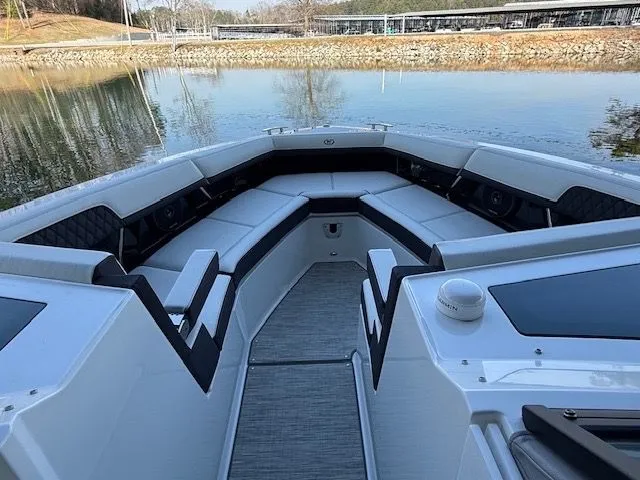  Yacht Photos Pics 2022 COBALT R33 - Image 37