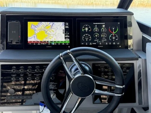  Yacht Photos Pics 2022 COBALT R33 - Image 21