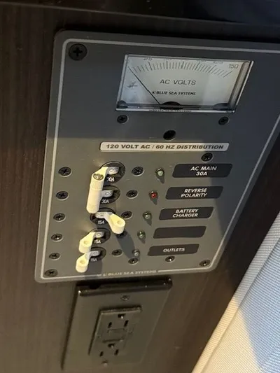  Yacht Photos Pics 2022 COBALT R33 - Image 44