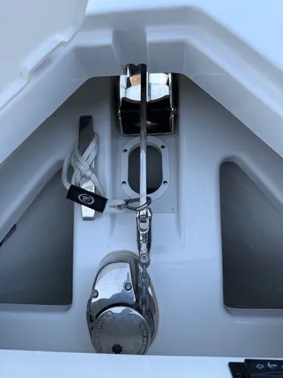  Yacht Photos Pics 2022 COBALT R33 - Image 40