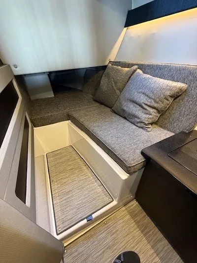  Yacht Photos Pics 2022 COBALT R33 - Image 41