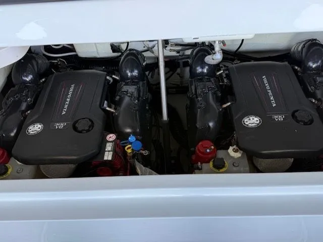  Yacht Photos Pics 2022 COBALT R33 - Image 46