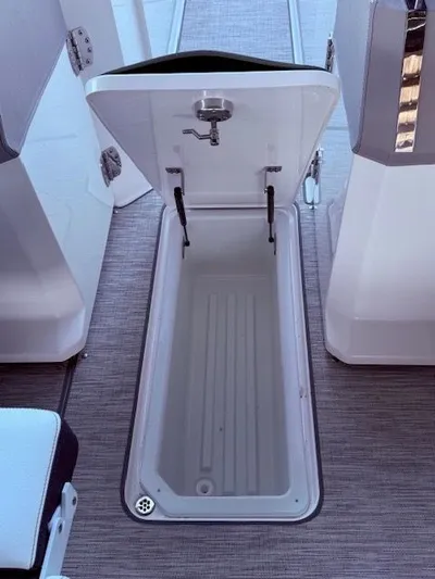  Yacht Photos Pics 2022 COBALT R33 - Image 31