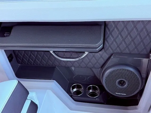  Yacht Photos Pics 2022 COBALT R33 - Image 28