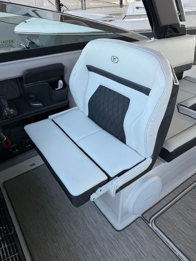  Yacht Photos Pics 2022 COBALT R33 - Image 20