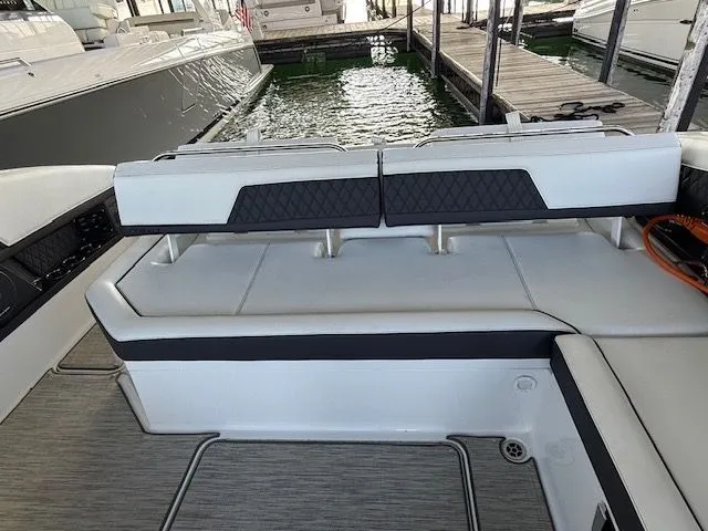  Yacht Photos Pics 2022 COBALT R33 - Image 17