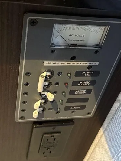  Yacht Photos Pics 2022 COBALT R33 - Image 44