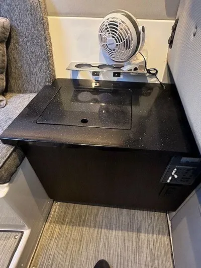  Yacht Photos Pics 2022 COBALT R33 - Image 43