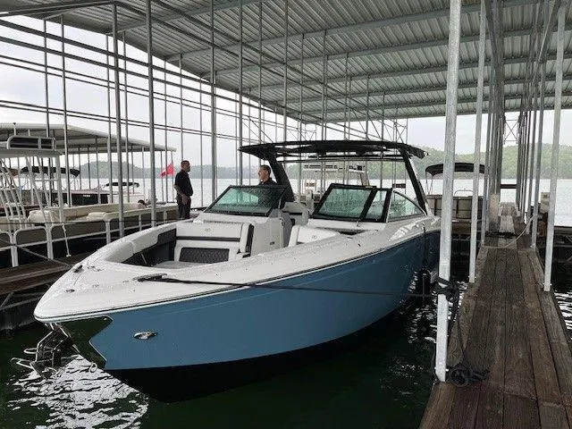  Yacht Photos Pics 2022 COBALT R33 - Image 11